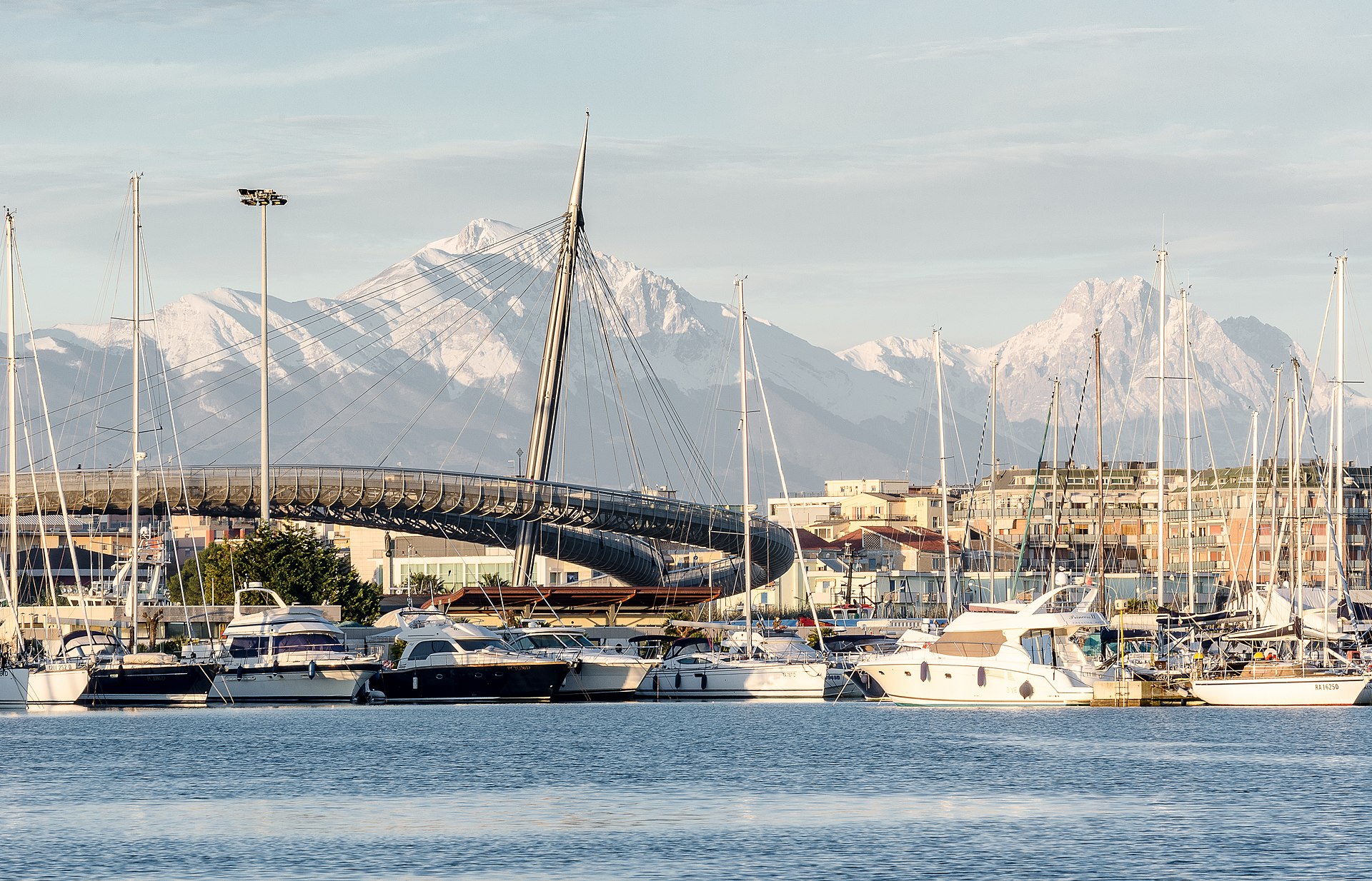 1920px-Marina_di_Pescara,_December_2014